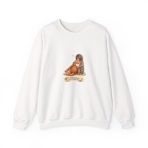Könnte beinhalten: Weißes Sweatshirt mit einer Grafik von zwei Cartoon-Affen, die sich umarmen. Ein Affe ist braun, der andere orange. Der Text "A little kindness goes a long way" befindet sich darunter.