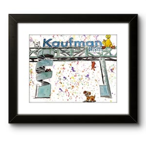 Puede incluir: Una pintura de acuarela de una estructura verde y azul con las palabras "Kaufman Art Studio" en ella. Hay salpicaduras de pintura de colores en el fondo y un pájaro amarillo, un pez rojo y un perro marrón están en la estructura.