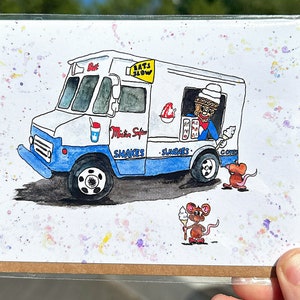 Puede incluir: Una ilustración de acuarela de un camión de helados con una persona dentro que sirve helados. El camión es azul y blanco con las palabras "Mister Softee" y "Shakes" en el lateral. Hay dos ratones delante del camión, uno sosteniendo un cono de helado.