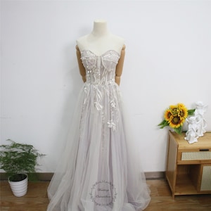 Blass lila Korsett Kleid, Blumen Spitzen Party Kleid, Sweetheart Neck Abendkleid, Trägerloses Abschlusskleid, Perlen Brautjungfernkleid