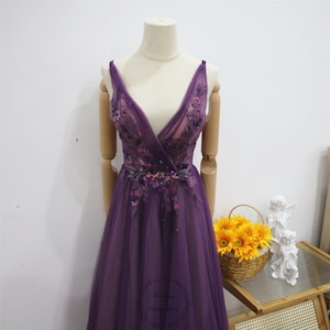 Lavendel Lila Abschlussball Kleid mit Spaghetti trägern, 3D Blumen Spitze Abschlusskleid, Tiefes V Brautkleid, Ärmelloses Abschlussballkleid