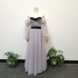 Fee Lila Tüll Abendkleid, Partykleid ab Schulter, Schwarze Blumen-Spitzen-Abschlusskleid, A-Linie Brautkleid, Lila langes Abendkleid