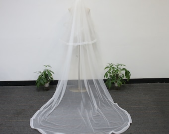 Può includere: Un velo da sposa bianco con un bordo a festoni e un solo strato di tulle.