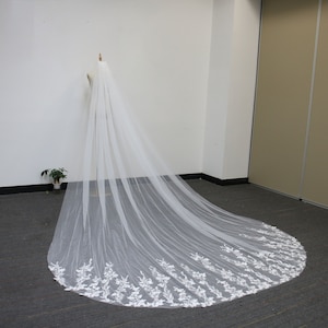 Elegant Flower Leaf Lace Veil, Floral Lace Wedding Veil, Vintage Cathedral Veil, Ivory Floral Veil, Boho Lace Veil, Classic Veil with Comb