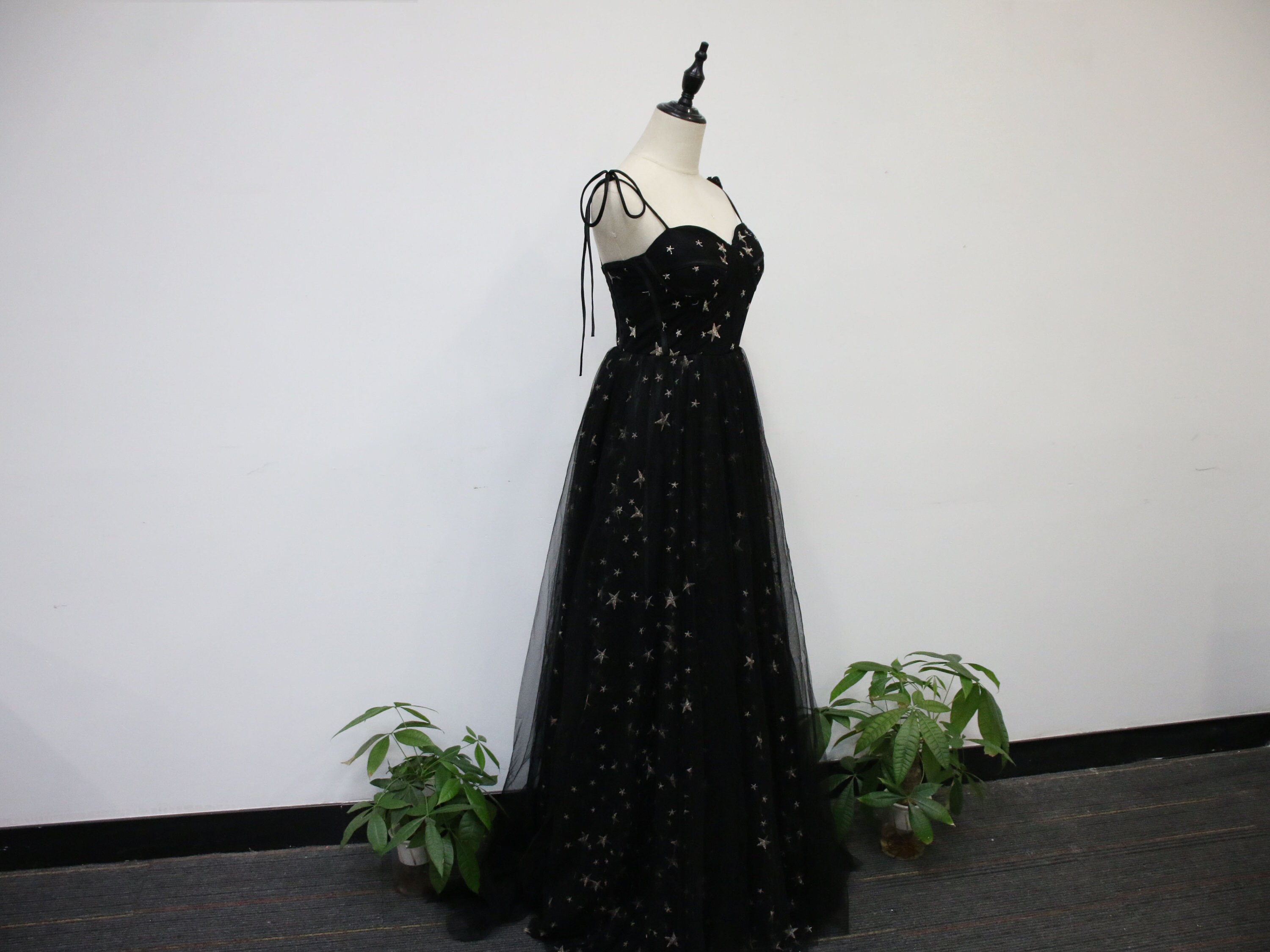 green emerald velvet dress Yukale Women's Stars Moon Print Embroidered Tulle Mini Prom Dresses  Sweetheart Illusion A-Line Short Party Gowns Black at Amazon Women's  Clothing store