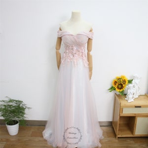 Vestido de baile de baile de encaje rosa pálido, vestido de fiesta de flores 3D, vestido de graduación rugido fuera de hombro, vestido de dama de honor de perla de hadas, vestido de novia floral largo