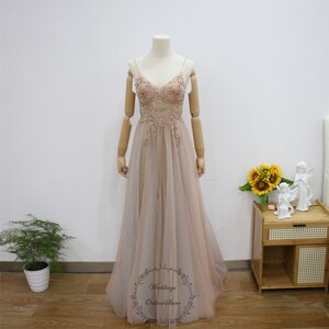 Grau PinkEs Abendkleid mit Perlen, Blume Abendkleid, Feen Tüll Abschlusskleid, Spaghetti Träger Brautkleid, Ärmelloses Kleid mit V-Ausschnitt