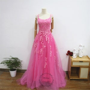 Fuchsia Pink Ball Kleid,Floral Spitze Party Kleid mit Doppelriemen,BootHals Abendkleid, Abschlusskleid, Criss Cross Back Brautkleid