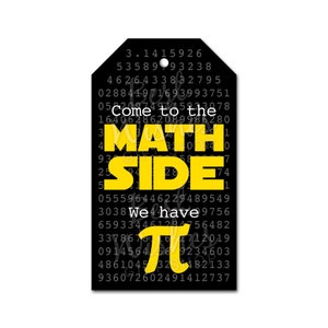 Op de afbeelding: Zwart en geel cadeau-etiket met de tekst "Come to the Math Side" en "We have Pi" met een groot Pi-symbool. De achtergrond is gevuld met een patroon van getallen.