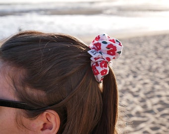 Chouchou Bayonne, blanc motif fleurs rouges