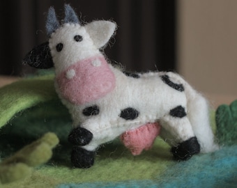 Vaca de feltro | Animal de fazenda, animal de feltro, brinquedos Waldorf, aprendizagem através da brincadeira, brinquedo educativo, animal de fazenda bebê, fantoche de animal, biodegradável
