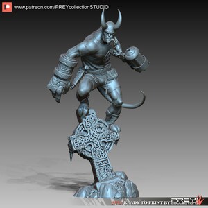 Könnte beinhalten: Ein graues 3D-gedrucktes Modell einer Dämonenfigur, die einen Hammer hält und auf einem keltischen Kreuz steht. Das Modell ist druckfertig.