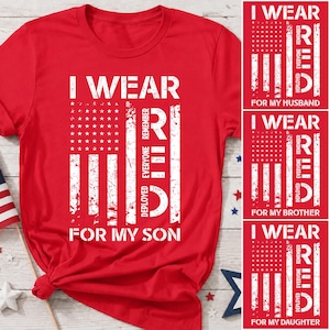 Könnte beinhalten: Ein rotes Kurzarm-T-Shirt mit einer weißen, abgenutzten amerikanischen Flagge als Grafik. Der Text lautet I WEAR RED FOR MY SON, wobei REMEMBER EVERYONE DEPLOYED vertikal in das Flaggendesign integriert ist. Das T-Shirt hat einen Rundhalsausschnitt.