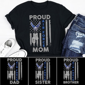 Pu&ograve; includere: T-shirt nero con un design a bandiera americana invecchiata, le parole "PROUD AIR FORCE MOM" in bianco e blu e targhette identificative. Ulteriori magliette dicono "DAD", "SISTER" e "BROTHER".