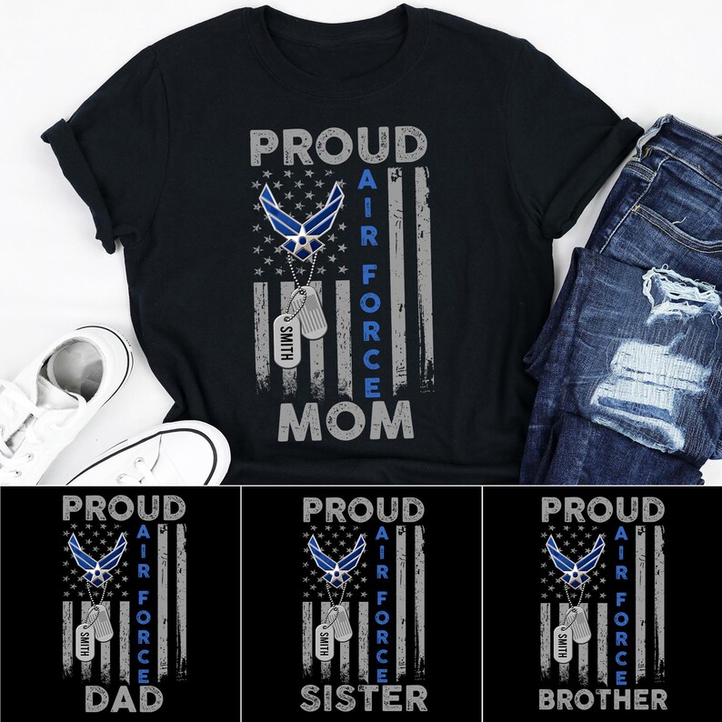 Pu&ograve; includere: T-shirt nero con un design a bandiera americana invecchiata, le parole "PROUD AIR FORCE MOM" in bianco e blu e targhette identificative. Ulteriori magliette dicono "DAD", "SISTER" e "BROTHER".