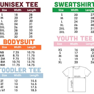 Pu&ograve; includere: Tabelle delle taglie per vari capi d'abbigliamento, tra cui t-shirt unisex, felpe, body, t-shirt per ragazzi e t-shirt per bambini piccoli, su sfondo bianco. Ogni tabella elenca taglie, larghezze in cm e lunghezze in cm, con un diagramma di t-shirt.