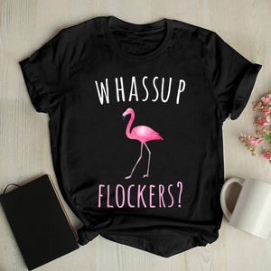 Lustige Whassup Flockers. Niedliches Flamingo-T-Shirt, Flamingo-Liebhaber-T-Shirt, Damen Flamingo-Shirt, Frauenkleidung, Flamingo-Geschenk-T-Shirt