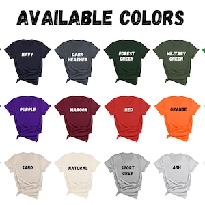 Pu&ograve; includere: Esposizione di t-shirt in vari colori, tra cui nero, blu navy, grigio scuro, verde foresta, verde militare e verde irlandese. Ulteriori colori sono blu reale, viola, bordeaux, rosso, arancione, rosa chiaro, azzurro, sabbia, naturale, grigio sportivo, cenere e bianco.