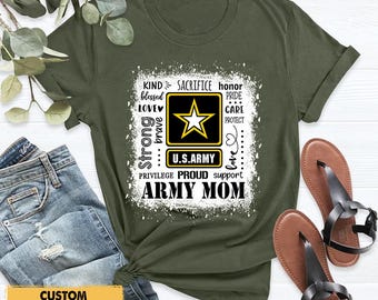 Op de afbeelding: Groen T-shirt met een witte grafische print die "Army Mom" zegt en de woorden "kind, sacrifice, honor, blessed, love, brave, strong, pride, care, protect, U.S. Army, privilege, proud, support" bevat.