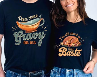 Może przedstawiać: Czarne koszulki z grafiką o tematyce Święta Dziękczynienia. Jedna koszulka mówi "Pour some Gravy on me" z ilustracją sosjerki. Druga mówi "I'm all about that Baste" z ilustracją pieczonego indyka.
