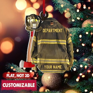 Puede incluir: Un adorno navideño con una chaqueta de bombero con rayas amarillas, un casco de bombero y un hacha. La chaqueta tiene el texto "DEPARTMENT" y "YOUR NAME". El casco tiene el número "98 1065".