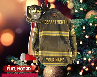 Könnte beinhalten: Ein flacher, personalisierbarer Weihnachtsbaumanhänger mit einer Feuerwehrjacke mit gelben Reflexstreifen, einem Helm mit der Aufschrift 98 1065 und einer Axt. Die Jacke zeigt die Wörter DEPARTMENT und YOUR NAME in gelber Schrift.
