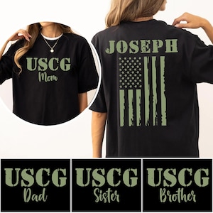 Puede incluir: Camisetas negras con texto y gráficos verdes. Una camiseta dice "USCG Mom" en la parte delantera y "JOSEPH" con un diseño de bandera estadounidense en la espalda. Otras camisetas dicen "USCG Dad", "USCG Sister" y "USCG Brother".
