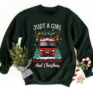 Just A Girl Who Loves A Firefighter And Christmas T-shirt, T-shirt brandweerman vrouw, vriendin brandweerman, shirt brandweervrouw, brandweerman