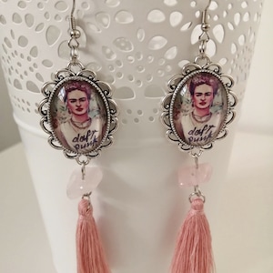 Frida Kahlo iögonfallande rosa örhängen med rosenkvarts och tofs