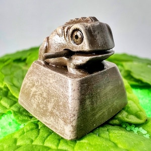 Keycap Frog in Hand-Painted Resin Wood Style for Cherry MX Keyboard, Artisan keycap Tree Frog Design, Handmade Gift Idea for Gamers