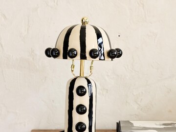 Lampe de table en céramique avec coeurs | Lampe de chevet unique | Décoré de coeurs rouges | Ampoule incluse | Cadeau de pendaison de crémaillère | Fabriqué sur commande