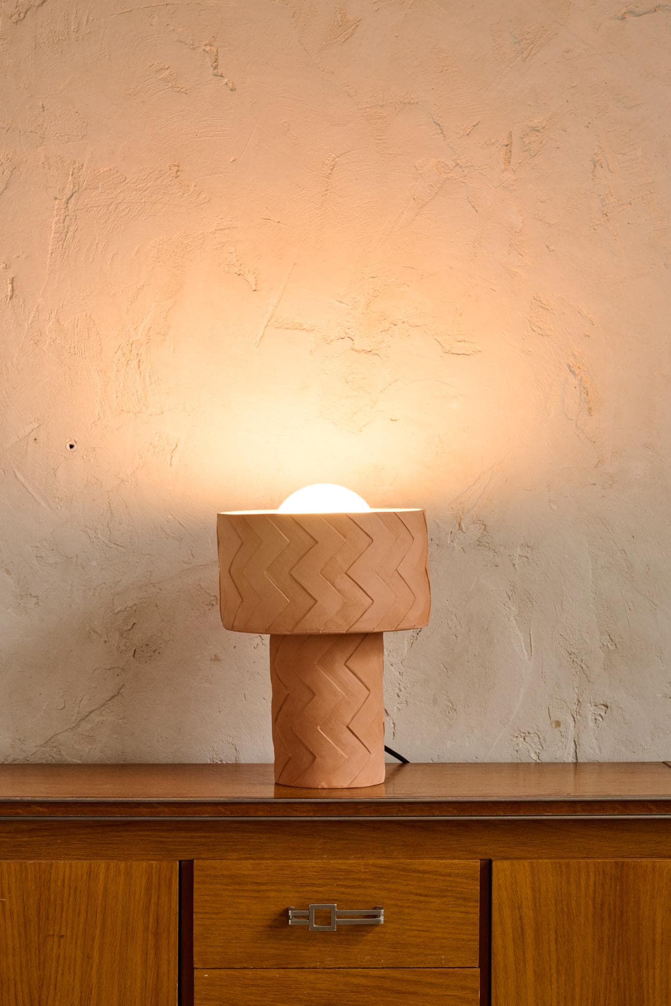 Lampada da tavolo fatta a mano Terra / Lampada in terracotta fatta a mano / Supporto incluso / Design unico / Decorazione per soggiorno o camera da letto / Per lei