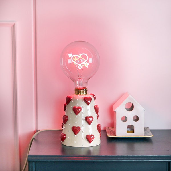 Lampe de table en céramique avec coeurs | Lampe de chevet unique | Décoré de coeurs rouges | Ampoule incluse | Cadeau de pendaison de crémaillère | Fabriqué sur commande