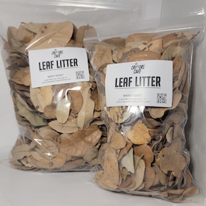 Puede incluir: Dos bolsas de hojarasca seca para hábitats de reptiles. Las bolsas están etiquetadas con "The Critters Cave Leaf Litter" e incluyen un código QR y el texto "Want More? Scan the code or head to etsy.com/shop/thecritterscave".