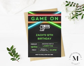 Könnte beinhalten: Eine schwarze und grüne Lasertag-Geburtstagseinladung mit neongrünen und roten Laserstrahlen, einer Laserpistole und dem Text "GAME ON", "ZACH'S 12TH BIRTHDAY", "FEBRUARY 10TH FRIDAY", "JOIN US FOR A PARTY AT LASER TAG", "1080 Main st. Los Angeles, CA 12-2PM", "RSVP TO STELLA 909-435-7865" und "DIGITAL DESIGNS BY MAYA".