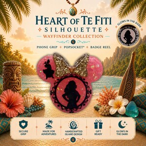 Puede incluir: Un accesorio de resina rosa con forma de orejas de ratón y un lazo de purpurina dorada. El centro presenta una silueta negra de un personaje en un marco. Texto: HEART OF TE FITI SILHOUETTE WAYFINDER COLLECTION, PHONE GRIP, POPSOCKET, BADGE REEL, GLOWS IN THE DARK.