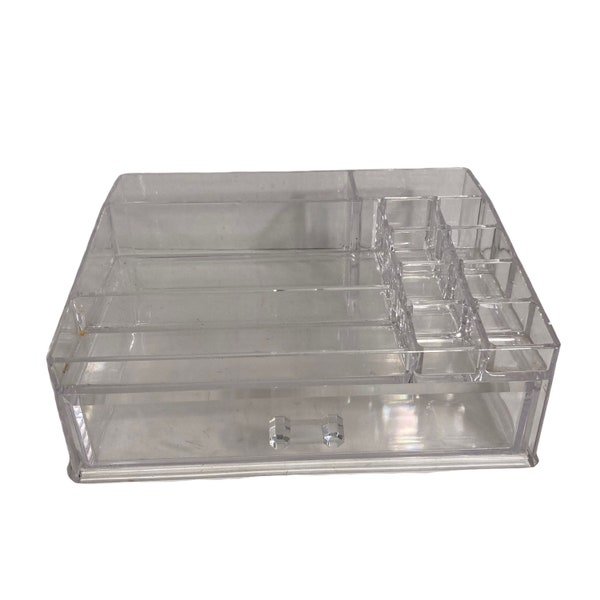 Grand organisateur de maquillage multi-compartiments en acrylique transparent.