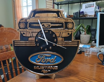 Reloj de pared de madera grabado con el Ford Mustang