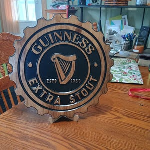 Letrero de madera grabado con tapa de cerveza Guinness Extra Stout imagen 1
