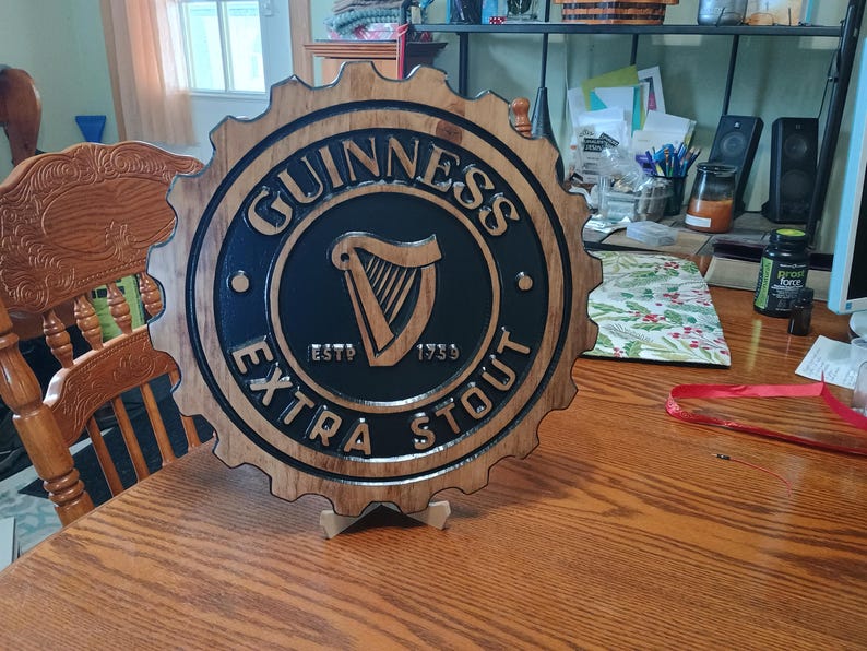 Letrero de madera grabado con tapa de cerveza Guinness Extra Stout imagen 1