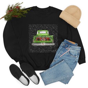 Camion d'hiver Png camion antique plaid neige pomme de pin houx vert camion sublimation PNG vieux camion téléchargement numérique conception numérique froid à l'extérieur