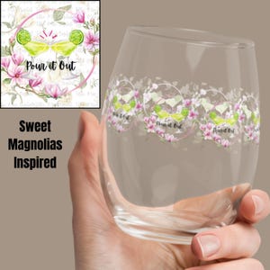 Versez le verre à vin sans pied inspiré de magnolias sucrés Merch, cadeau des meilleurs amis, soirée entre filles dans un verre à margarita, rupture de verre entre célibataires