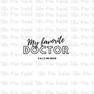 Mon médecin préféré m'appelle maman PNG Tshirt sweat design par sublimation Téléchargement numérique instantané docteur MD Obgyn fière maman diplômé universitaire