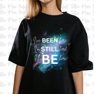 PNG Citação de incentivo inspiradora Eu estive aqui Ainda estou aqui Eu estarei aqui Download digital Transferência de sublimação Galáxia Camiseta Caneca Png