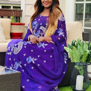 somali dresses for ladies NATCOS of the Miss Earth Somalia 2022 @official_hibaq Somali women's traditional clothing is a long fabric wrapped around the waist and over the shoulders. It's called GUNTIINO. Alandi is a cloth