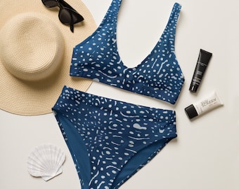 Puede incluir: Un bikini azul y blanco con estampado, con la parte de abajo de cintura alta y la parte de arriba de halter.