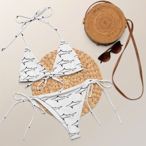 Hajmönstrad stringbikini i återvunnen material, Hajbikini, Strandbikini, Hajbaddräkt, Hajbaddräkt, Sommarbikini, Eko-stringbikini