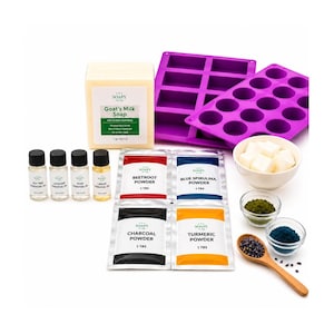 Pode incluir: Um kit de fabricação de sabão com um bloco de sabão de leite de cabra, óleos essenciais, pós e moldes de silicone roxos. Inclui óleos essenciais de árvore do chá, lavanda, rosa e limão, além de beterraba, spirulina azul, carvão e açafrão.