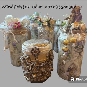 Può includere: Cinque barattoli di vetro decorati con vari abbellimenti, tra cui fiori, nastri e carta vintage. I barattoli sono dipinti in tonalità di bianco, oro e viola. I barattoli sono etichettati "Tolle Windlichter oder Vorratsdosen".