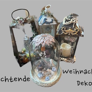 Könnte beinhalten: Vier dekorative Kerzenhalter, darunter eine Glasglocke mit einem mattierten Blattdesign, eine weiße Laterne mit einem Schneeflockendesign, eine schwarze Laterne mit goldener Verzierung und einer weißen Kerze im Inneren sowie ein schwarzer Metallrahmen mit einem Blumendesign. Die Laternen sind mit Perlen und anderen Verzierungen verziert. Der Text "Leuchtende Weihnachts- Deko" ist im Bild sichtbar.